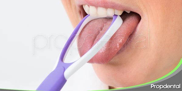 Cómo utilizar el limpiador lingual