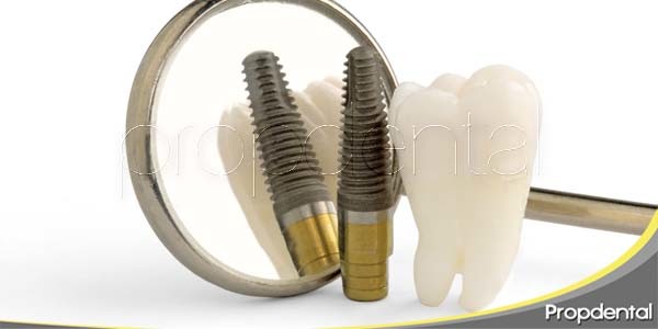 Extracción dental e inserción de implante