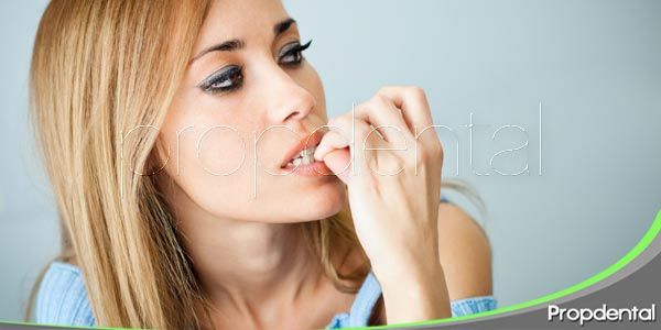 Morderse las uñas: Un hábito peligroso para tus dientes