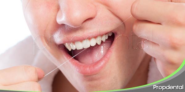 El uso del hilo dental previene la halitosis