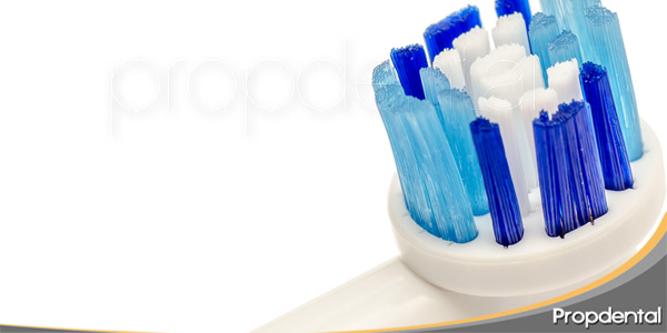 Limpiar-un-cepillo-de-dientes-eléctrico