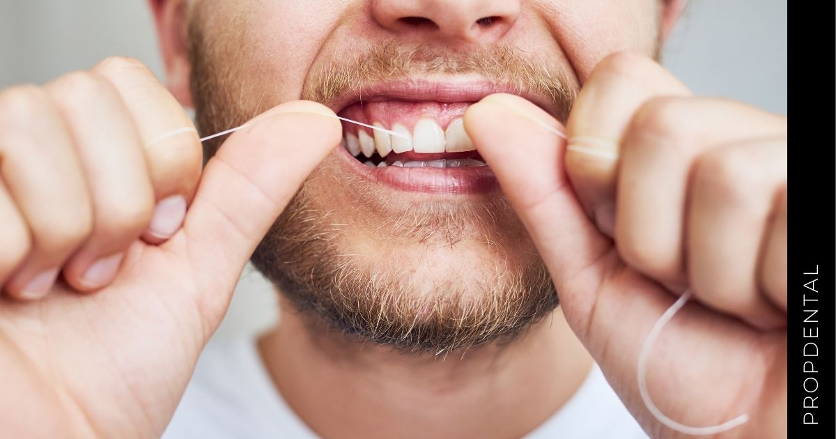 El uso del hilo dental previene la halitosis