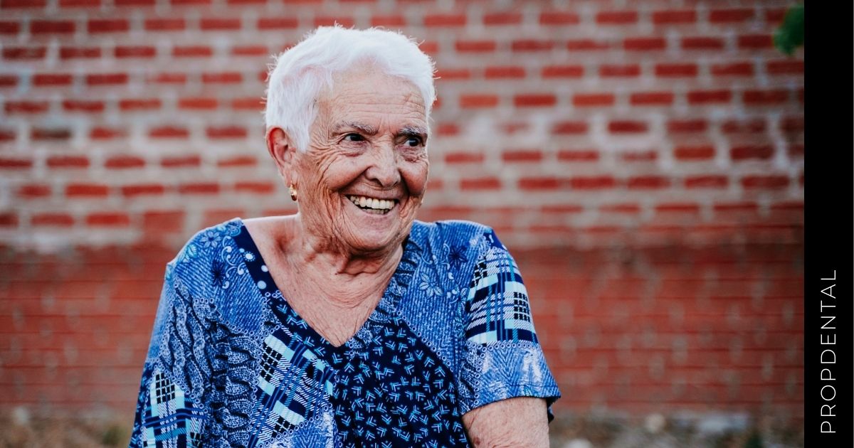Mantener una sonrisa sana en la tercera edad