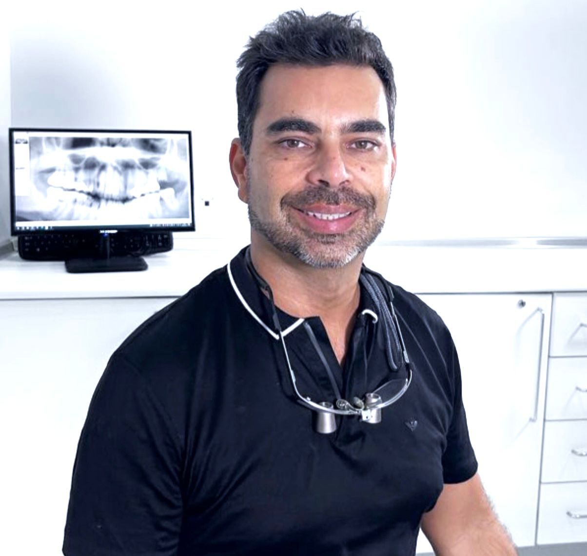 Dr Dario Vieira Pereira implantólogo en la Clinica Dental en Barcelona Propdental