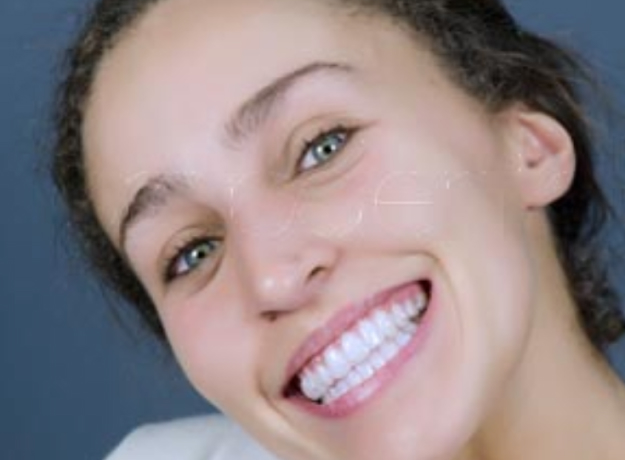 paciente propdental sonriendo con invisalign